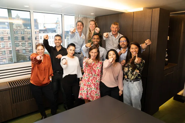 Trainer Human Matters in actie tijdens een sessie verbindende communicatie